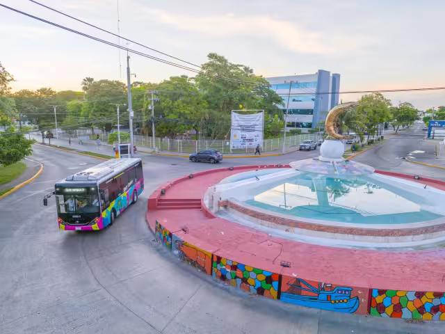 Una de las unidades de “Amor por Carmen” mientras toma la Glorieta del Camarón en la isla.