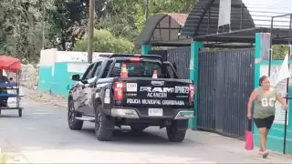 Al plantel llegaron elementos de la Policía Municipal en Acanceh