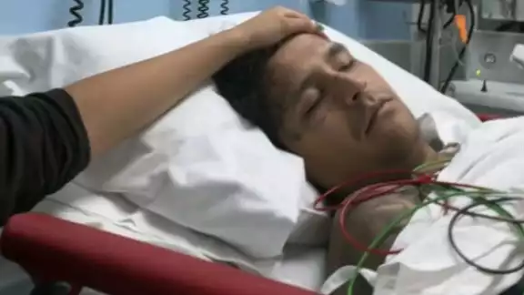 Historia en Instagram muestra al cantante Christian Nodal hospitalizado.