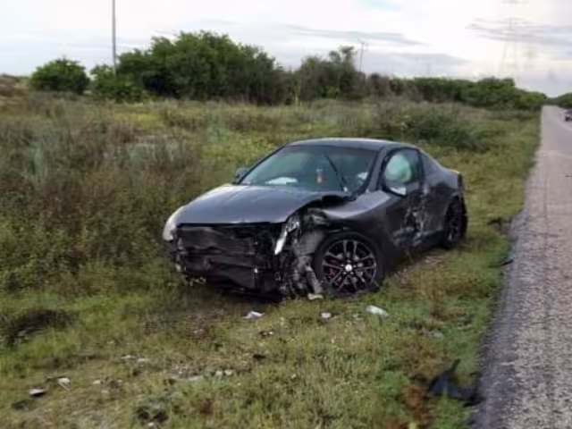 Un fuerte accidente ocurrió en la carretera federal 180 entre Isla Aguada y Sabancuy, donde un tráiler sacó de la carretera a un automóvil.
