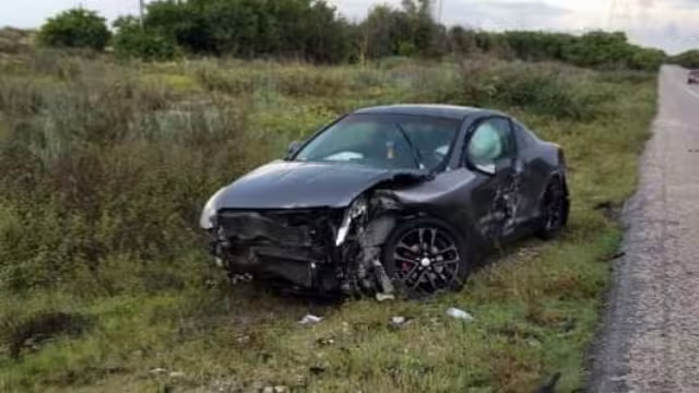 Un fuerte accidente ocurrió en la carretera federal 180 entre Isla Aguada y Sabancuy, donde un tráiler sacó de la carretera a un automóvil.