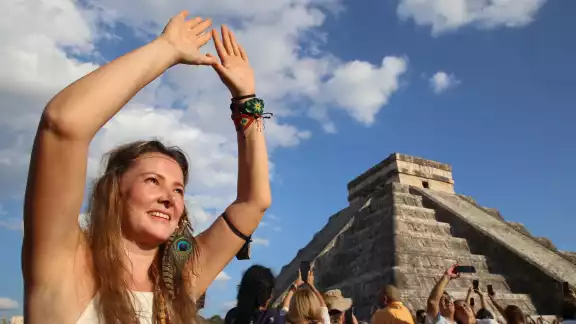 Chichén y Uxmal atraen multitudes, mientras los templos ocultos del Sur sobreviven entre la quietud y la falta de refl ectores Chichén y Uxmal atraen multitudes, mientras los templos ocultos del Sur sobreviven entre la quietud y la falta de refl ectores
