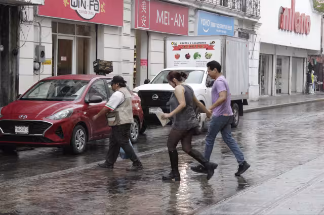 Dos nuevas ondas tropicales causarán lluvias en la Península de Yucatán