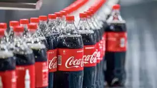 La Comisión de Hacienda y Crédito Público de la Cámara de Diputados aprobó recientemente una reforma al IEPS que duplica la cuota por litro de refrescos y jugos