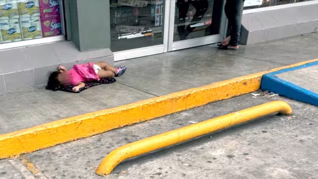 La madre abría las puertas del Oxxo a cambio de monedas, mientras la niña dormía en el suelo, bajo el intenso calor
