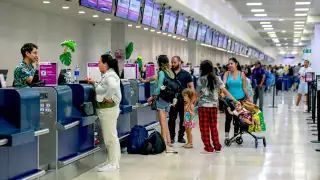 Muchas veces, las personas no pueden viajar por la sobreventa de asientos, por lo cual, aerolíneas deben compensar a los afectados