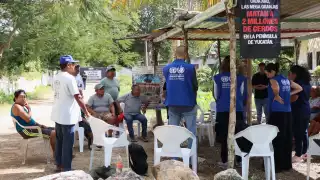 Visitadores de la Oficina de Derechos Humanos dialogan con pobladores afectados por una granja