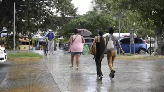 Se recomienda a la población cancunense tomar precauciones al salir debido al clima