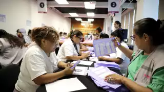 Anoche, en los cuatro distritos del Instituto Nacional Electoral se contabilizaban los sufragios de los comicios
