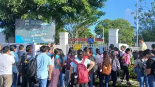 Estudiantes del CAM Chetumal toman las instalaciones