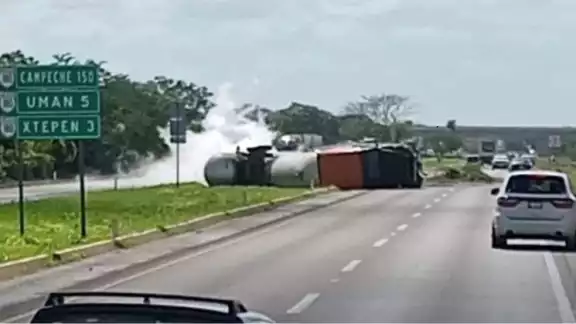 La carretera Mérida-Campeche está cerrada en ambos sentidos en el kilómetro 151 debido a la volcadura de una cisterna con gas licuado