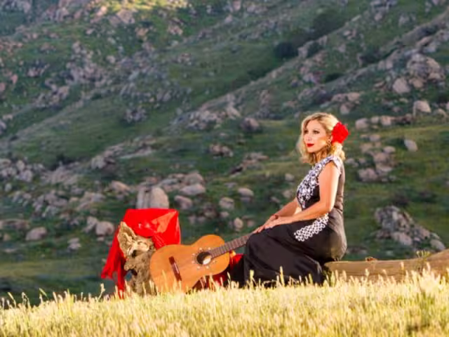 ¿Quién es Deyra Barrera, la cantante que se equivocó al cantar el himno nacional?