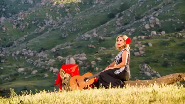 ¿Quién es Deyra Barrera, la cantante que se equivocó al cantar el himno nacional?