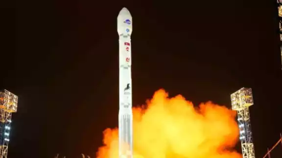 Corea del Norte lanzó al espacio un satélite espía que explotó a los pocos segundos de haber despegado