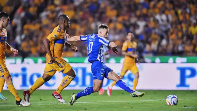 Sergio Canales marcó uno de los goles de Rayados en el Estadio Universitario