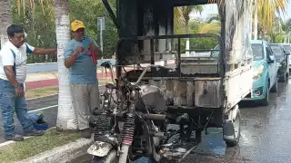 Motocarro en Campeche termina en cenizas por corto circuito