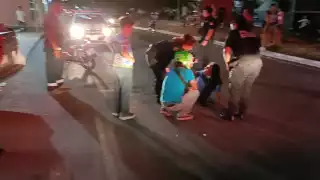 Motociclista ebria choca contra camioneta estacionada en Campeche