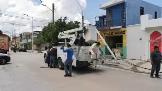 Joven choca vehículo contra tres postes en Campeche; intentó huir 