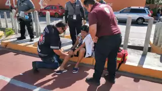 Mujer resbala en la avenida Contadores de Campeche