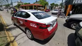 Choque por alcance entre taxi y camioneta en la colonia Benito Juárez genera caos vial 