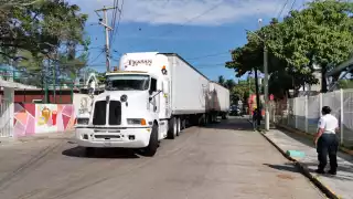 Tractocamión  provoca daños a viviendas y moviliza a la policía en la colonia 1 de Mayo de Ciudad del Carmen