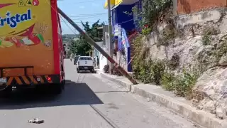 Fuertes vientos y descuidos provocan caída de postes en Sascalum y Siglo XXI, Campeche