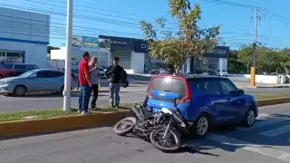 Motociclista choca contra auto por ir a exceso de velocidad en la Maestros Campechanos