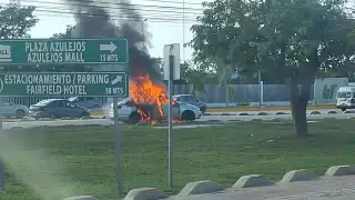 Se incendia vehículo en el bulevar Colosio de Cancún; ¿qué  ocasionó el siniestro?