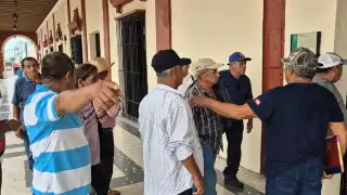 Ciudadanos se plantan en el Ayuntamiento de Champotón por falta de agua potable