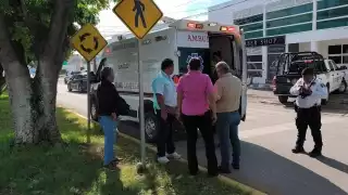 Tres heridos frente a la Fiscalía de Campeche: Motocicleta adaptada atropella a peatón en la López Portillo