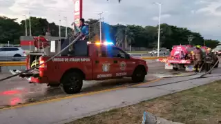 Incendio de maleza moviliza a cuerpos de emergencia en la avenida Isla de Tris de Ciudad del Carmen