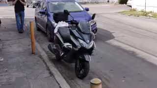 Falla de precaución provoca percance entre motoneta y automóvil en Carmen   