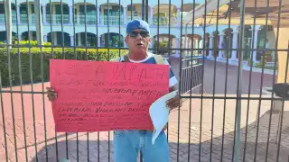 Adulto mayor  protesta en Casa de Justicia, en Ciudad del Carmen, tras ser desalojado de su hogar 