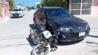 Motociclista es impactado por un auto y termina lesionado en Campeche