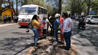 Motocicleta derrapa en Carmen; Cruz Roja atiende a dos mujeres y un menor