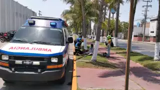 Aceite en la calle provoca que una motocicleta derrape en Carmen; hay una pareja lesionada 