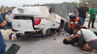 Pareja sufre volcadura  en av. José López Portillo