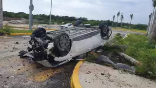 Aparatoso accidente en la entrada del Tren Maya en Cancún deja dos vehículos con daños y lesionados