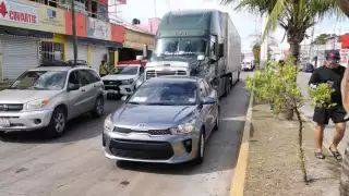 Tráiler impacta a automóvil en la Benito Juárez y causa caos vial en Ciudad del Carmen   