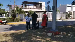 Campeche: Mujer choca su moto y termina con lesiones