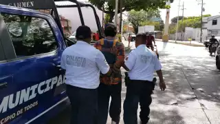 Pochimóvil provoca carambola intencional y es detenido en la Francisco I. Madero de Ciudad del Carmen