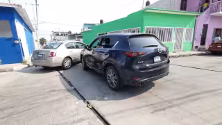 Aparatoso choque entre taxi y camioneta en la colonia San Nicolás, Carmen deja daños materiales