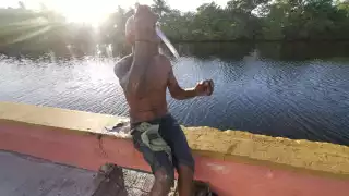 Un hombre llamado "Tolamba" intentó capturar a un lagarto, con cuchillo en boca,  en la Caleta de la colonia Pallas