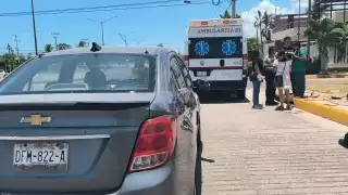 Automovilista no respeta alto y choca contra motociclista en Campeche
