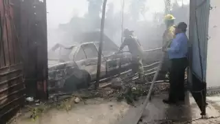 Automóvil termina en cenizas tras cortocircuito  en Escárcega  