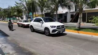 Taxi no frena a tiempo y choca contra lujosa camioneta en Ciudad del Carmen; no hay heridos