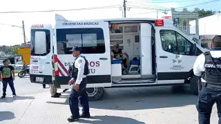 Motociclista derrapa en Campeche y se lleva a peatón que observaba el accidente
