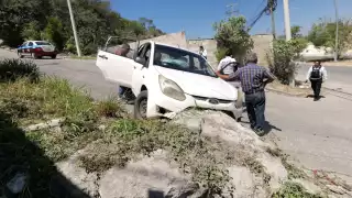 Tremendo susto pasó una familia al derrapar su coche en un cerro de Campeche