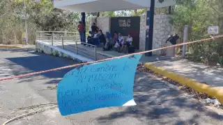 Vecinos de exhacienda Kalá cierran calle por mal servicio del transporte en Campeche 