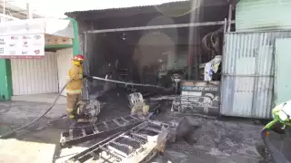 Motociclistas rocían gasolina e incendian un taller en Ciudad del Carmen